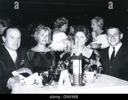 DOLORES HOPE (27 maggio 1909 - sett. 19, 2011) era un cantante americano, filantropo e moglie di attore/comico Bob Hope. Morì di cause naturali nella sua casa di Toluca Lake, California a 102 anni. Nella foto: Gennaio 01, 1965 - Los Angeles, California, Stati Uniti - BOB HOPE e sua moglie Dolores speranza con i loro figli e Linda e Tony (data esatta sconosciuto). (Credito Immagine: © globo P Foto Stock