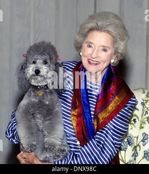 DOLORES HOPE (27 maggio 1909 - sett. 19, 2011) era un cantante americano, filantropo e moglie di attore/comico Bob Hope. Morì di cause naturali nella sua casa di Toluca Lake, California a 102 anni. Nella foto: Gennaio 01, 1993 - Los Angeles, California, Stati Uniti - DOLORES HOPE a casa con uno dei suoi cani nel 1993 (data esatta sconosciuto). (Credito Immagine: © Susan Terry/Globe foto/ZU Foto Stock