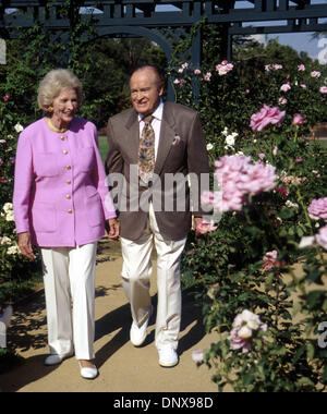 DOLORES HOPE (27 maggio 1909 - sett. 19, 2011) era un cantante americano, filantropo e moglie di attore/comico Bob Hope. Morì di cause naturali nella sua casa di Toluca Lake, California a 102 anni. Nella foto: Gennaio 01, 1992 - Los Angeles, California, Stati Uniti - BOB HOPE e sua moglie Dolores Hope a casa nel 1992 (data esatta sconosciuto). (Credito Immagine: © Susan Terry/Globe foto/Z Foto Stock