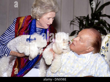 DOLORES HOPE (27 maggio 1909 - sett. 19, 2011) era un cantante americano, filantropo e moglie di attore/comico Bob Hope. Morì di cause naturali nella sua casa di Toluca Lake, California a 102 anni. Nella foto: Gennaio 01, 1993 - Los Angeles, California, Stati Uniti - BOB HOPE e sua moglie Dolores Hope a casa con i loro cani nel 1993 (data esatta sconosciuto). (Credito Immagine: © Susan Terr Foto Stock