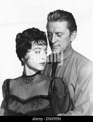 Nov. 1, 1959 - CAROLYN JONES Kirk Douglas.ultimo treno da Gun Hill 1959.fornito da foto, inc.(Immagine di credito: © Globo foto/ZUMAPRESS.com) Foto Stock