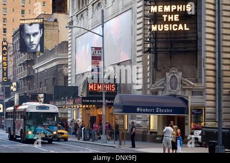 Stati Uniti New York Manhattan turismo estate bella prety icona liberty incons teatro di strada Shubert Alley theatre Shubert Alley al di fuori Foto Stock