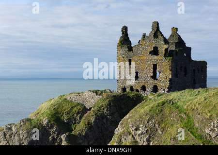 Castello in rovina che guarda al mare sulle scogliere della costa ovest della Scozia. Foto Stock