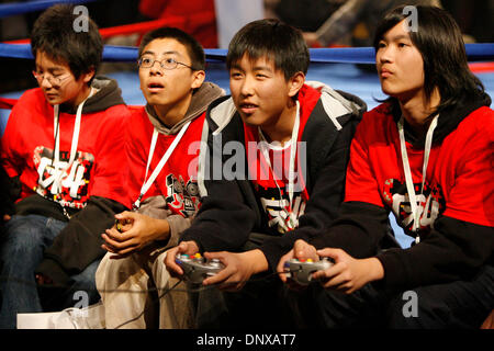 Dic 03, 2005; San Francisco, CA, Stati Uniti d'America; all'altezza della vacanza stagione di shopping, $36 miliardi di industria di gioco promosso i suoi più recenti prodotti e apparecchiature al G.A.M.E. Evento PlayLive a San Francisco Moscone Center. Una tassa di entrata ha dato ai visitatori un accesso illimitato a 700 giochi, posati su Sony PSP XBox360, PC e telefoni cellulari. Credito: Foto di Mike Fox/ZUMA premere. Foto Stock