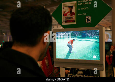 Dic 03, 2005; San Francisco, CA, Stati Uniti d'America; all'altezza della vacanza stagione di shopping, $36 miliardi di industria di gioco promosso i suoi più recenti prodotti e apparecchiature al G.A.M.E. Evento PlayLive a San Francisco Moscone Center. Una tassa di entrata ha dato ai visitatori un accesso illimitato a 700 giochi, posati su Sony PSP XBox360, PC e telefoni cellulari. Credito: Foto di Mike Fox/ZUMA premere. Foto Stock