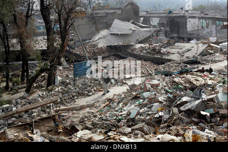 Dic 04, 2005; città di Balakot, PAKISTAN; conseguenze del terremoto in Pakistan del 8 ottobre 2005. Un vecchio uomo fa il suo modo attraverso gli edifici che sono state distrutte dal terremoto che ha distrutto città di Balakot, Pakistan, torna il 8 ottobre 2005. Credito: Foto di Nelvin Cepeda/San Diego raccordo T/ZUMA premere. (©) Copyright 2005 da San Diego raccordo T Foto Stock