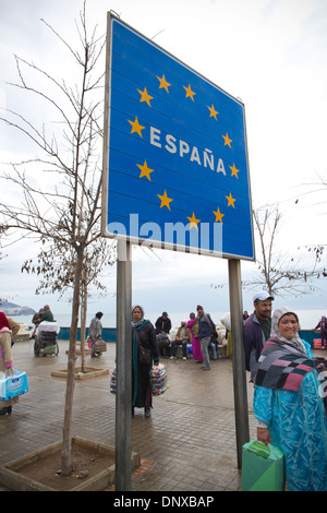 I fornitori locali a Tarajal di frontiera tra Ceuta provincia spagnola e il Marocco a nord punta occidentale dell'Africa. Foto Stock