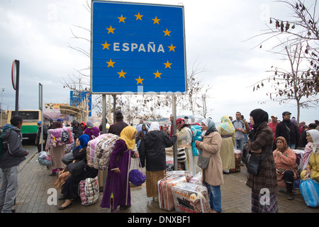 I fornitori locali a Tarajal di frontiera tra Ceuta provincia spagnola e il Marocco a nord punta occidentale dell'Africa. Foto Stock