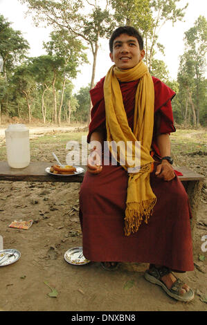 Dic 05, 2005; Atan pur, Bara, Nepal; PREM LAMA, cugino di di Ram Bahadur Banjan, e la persona solo con il permesso di entrare nei pressi di Ram, serve il suo cugino ogni mattina e la pulizia della zona e bruciando incenso. Ram Bahadur Banjan, 16, è stata meditando in una giungla Nepalese per sei mesi nella bara, circa 160 km a sud di Kathmandu, Nepal. Egli ha riferito stata seduta immobile senz Foto Stock