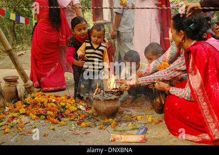 Dic 05, 2005; Atan pur, Bara, Nepal; devoti bruciare incenso alla porta principale. Ram Bahadur Banjan, 16, è stata meditando in una giungla Nepalese per sei mesi nella bara, circa 160 km a sud di Kathmandu, Nepal. Egli ha riferito stata seduta immobile senza cibo o acqua dal maggio 17. Una stima di 10.000 persone visita lui quotidianamente, credendo che egli è la reincarnazione di Buddha mentre altri Foto Stock