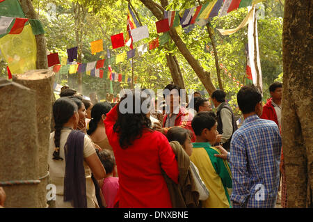 Dic 05, 2005; Atan pur, Bara, Nepal; più di 10, 000 devoti visita Banjan. Ram Bahadur Banjan, 16, è stata meditando in una giungla Nepalese per sei mesi nella bara, circa 160 km a sud di Kathmandu, Nepal. Egli ha riferito stata seduta immobile senza cibo o acqua dal maggio 17. Una stima di 10.000 persone visita lui quotidianamente, credendo che egli è la reincarnazione di Buddha mentre altri Foto Stock