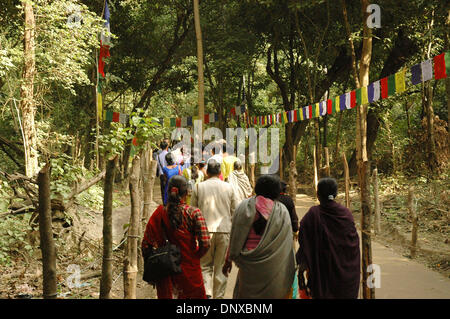 Dic 05, 2005; Atan pur, Bara, Nepal; più di 10, 000 devoti visita Banjan. A causa della folla locali hanno progettato un cancello principale area per i devoti al culto dal quale è a cento metri dalla sua area meditazione. Le persone hanno per rimuovere le loro scarpe 300 metri dal gate e camminare a piedi nudi. Ram Bahadur Banjan, 16, è stata meditando in una giungla Nepalese per sei mesi in Foto Stock