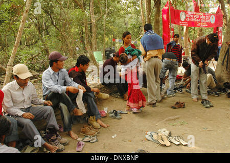 Dic 05, 2005; Atan pur, Bara, Nepal; più di 10, 000 devoti visita Banjan. A causa della folla locali hanno progettato un cancello principale area per i devoti al culto dal quale è a cento metri dalla sua area meditazione. Le persone hanno per rimuovere le loro scarpe 300 metri dal gate e camminare a piedi nudi. Ram Bahadur Banjan, 16, è stata meditando in una giungla Nepalese per sei mesi in Foto Stock