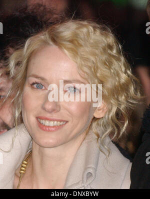 Dic 05, 2005; New York, NY, STATI UNITI D'AMERICA; Naomi Watts al "King Kong" NYC - Conferenza stampa a Times Square. Credito: Foto di Dan Herrick/KPA/ZUMA premere. (©) Copyright 2006 by Dan Herrick Foto Stock