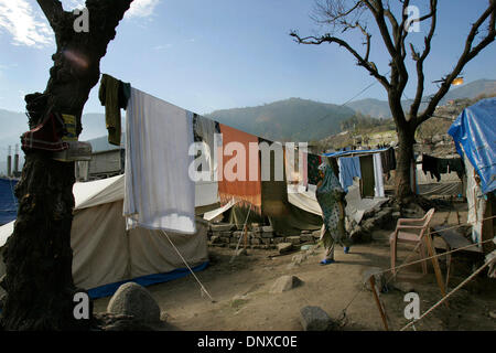 Dic 05, 2005; città di Balakot, PAKISTAN; conseguenze del terremoto in Pakistan del 8 ottobre 2005. A questo Belapudna camp vicino al principale centro della città di Balakot, Pakistan, una giovane ragazza si fa strada tra le tende di emergenza e passato un ripiego linea di abbigliamento. Credito: Foto di Nelvin Cepeda/San Diego raccordo T/ZUMA premere. (©) Copyright 2005 da San Diego raccordo T Foto Stock