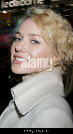 Dic 05, 2005; New York, NY, STATI UNITI D'AMERICA; attrice Naomi Watts al "King Kong" conferenza stampa tenutasi a Times Square. Credito: Foto di Nancy Kaszerman/ZUMA premere. (©) Copyright 2005 by Nancy Kaszerman Foto Stock