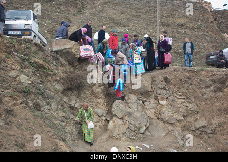 I fornitori locali a Tarajal di frontiera tra Ceuta provincia spagnola e il Marocco a nord punta occidentale dell'Africa. Foto Stock