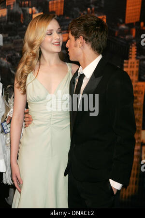 Dic 05, 2005; New York, NY, STATI UNITI D'AMERICA; attori Evan Rachel Wood & Jamie Bell alla prima mondiale di "King Kong" tenutasi presso la struttura Loews E-a piedi 42nd Street. Credito: Foto di Nancy Kaszerman/ZUMA premere. (©) Copyright 2005 by Nancy Kaszerman Foto Stock