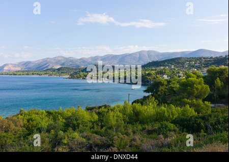 La baia di Argostoli e penisola con montagne di Aghia Dinati da Lassi, Cefalonia, Grecia Foto Stock