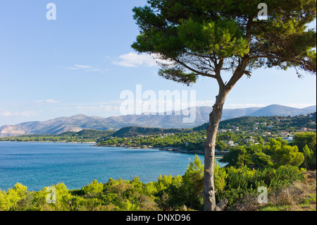 La baia di Argostoli e penisola con montagne di Aghia Dinati da Lassi, Cefalonia, Grecia Foto Stock