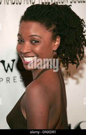 Dic 06, 2005; Hollywood, CA, Stati Uniti d'America; attrice SHANOLA HAMPTON durante gli arrivi al Junior Hollywood &Radio Televisione della società terza annuale "Giovani Hollywood' festa tenutasi presso il privilegio nightclub di Hollywood. Credito: foto di Jerome Ware/ZUMA premere. (©) Copyright 2005 da Girolamo Ware Foto Stock