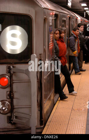 Dic 06, 2005; Manhattan, New York, Stati Uniti d'America; pendolari uscire una 'S' convoglio in transito di lavoratori Unione (TWU) locale 100 membri di partecipare in una pratica "sciopero" al Grand Central Terminal navetta piattaforma della metropolitana; informando i pendolari del loro piano per colpire la mezzanotte 15 dicembre se la Metropolitan Transportation Authority non soddisfino le loro esigenze in trattative contrattuali. Mandat Foto Stock