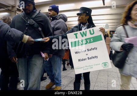 Dic 06, 2005; Manhattan, New York, Stati Uniti d'America; ROBIN D. SUTTON di Manhattan e di un agente di stazione mani opuscoli come transito di lavoratori Unione (TWU) locale 100 membri di partecipare in una pratica "sciopero" al Grand Central Terminal navetta piattaforma della metropolitana; informando i pendolari del loro piano per colpire la mezzanotte 15 dicembre se la Metropolitan Transportation Authority non soddisfa thei Foto Stock