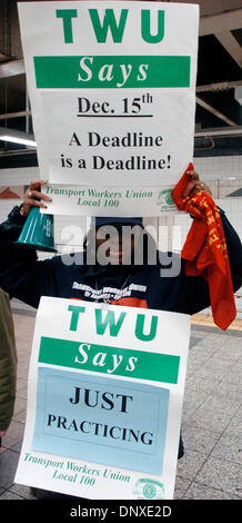 Dic 06, 2005; Manhattan, New York, Stati Uniti d'America; NICOLLETTE BROWN, di Brooklyn e un agente di stazione in canti di Manhattan come transito di lavoratori Unione (TWU) locale 100 membri di partecipare in una pratica "sciopero" al Grand Central Terminal navetta piattaforma della metropolitana; informando i pendolari del loro piano per colpire la mezzanotte 15 dicembre se la Metropolitan Transportation Authority non soddisfa il Foto Stock