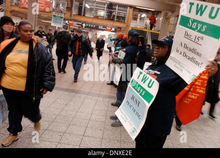 Dic 06, 2005; Manhattan, New York, Stati Uniti d'America; NICOLLETTE BROWN, di Brooklyn e un agente di stazione in canti di Manhattan come transito di lavoratori Unione (TWU) locale 100 membri di partecipare in una pratica "sciopero" al Grand Central Terminal navetta piattaforma della metropolitana; informando i pendolari del loro piano per colpire la mezzanotte 15 dicembre se la Metropolitan Transportation Authority non soddisfa il Foto Stock