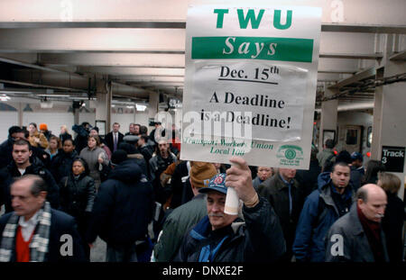 Dic 06, 2005; Manhattan, New York, Stati Uniti d'America; PETE LEWNES, di Brooklyn e un agente di stazione porta un segno come transito di lavoratori Unione (TWU) locale 100 membri di partecipare in una pratica "sciopero" al Grand Central Terminal navetta piattaforma della metropolitana; informando i pendolari del loro piano per colpire la mezzanotte 15 dicembre se la Metropolitan Transportation Authority non soddisfino le loro esigenze Foto Stock