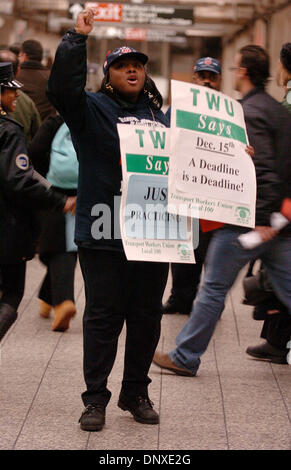 Dic 06, 2005; Manhattan, New York, Stati Uniti d'America; NICOLLETTE BROWN, di Brooklyn e un agente di stazione in canti di Manhattan come transito di lavoratori Unione (TWU) locale 100 membri di partecipare in una pratica "sciopero" al Grand Central Terminal navetta piattaforma della metropolitana; informando i pendolari del loro piano per colpire la mezzanotte 15 dicembre se la Metropolitan Transportation Authority non soddisfa il Foto Stock