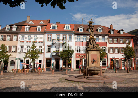 Il Kornmarkt (mercato di mais), la piazza del mercato con Madonna statua che si trova nella parte vecchia della citta', Heidelberg, Baden-Württemberg, Germania Foto Stock