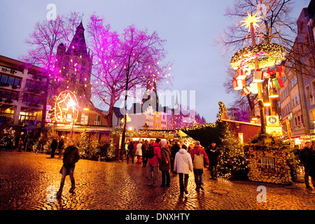 Mercatino di Natale di Colonia al tramonto, il vecchio mercato, o Alter Markt, Colonia ( Koln ), Germania Europa Foto Stock