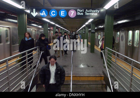 Dic 15, 2005; New York, NY, STATI UNITI D'AMERICA; i treni della metropolitana si muovono attraverso il 42nd St. station mentre i lavoratori del settore dei trasporti europea 100 locale ha minacciato di andare a piedi in sciopero se il loro contratto richieste non sono soddisfatte dalle 12:01 Venerdì, 16 dic. Uno sciopero da TWU lavoratori dovrebbe buttare NYC I trasporti nel caos che colpiscono i pendolari e i proprietari di affari di affari. Nella foto il 15 dicembre 2005. Cre obbligatorio Foto Stock