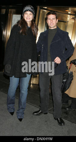 Dic 15, 2005; New York, NY, STATI UNITI D'AMERICA; attrice Katie Holmes e il suo fidanzato attore TOM CRUISE comportano per le foto durante la loro visita a New York City. Credito: Foto di Nancy Kaszerman/ZUMA premere. (©) Copyright 2005 by Nancy Kaszerman Foto Stock