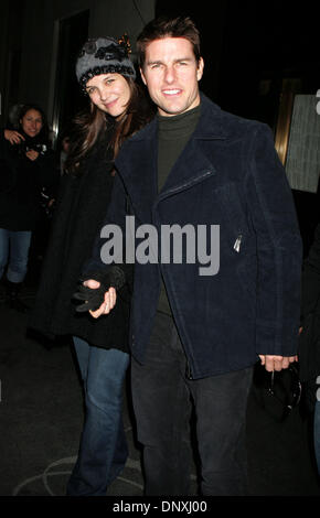 Dic 15, 2005; New York, NY, STATI UNITI D'AMERICA; attrice Katie Holmes e il suo fidanzato attore TOM CRUISE comportano per le foto durante la loro visita a New York City. Credito: Foto di Nancy Kaszerman/ZUMA premere. (©) Copyright 2005 by Nancy Kaszerman Foto Stock