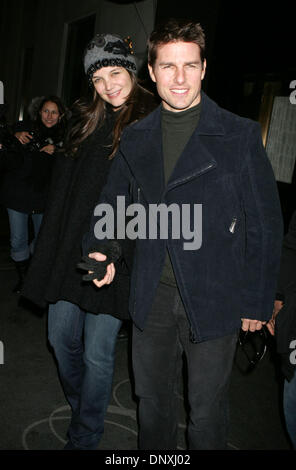 Dic 15, 2005; New York, NY, STATI UNITI D'AMERICA; attrice Katie Holmes e il suo fidanzato attore TOM CRUISE comportano per le foto durante la loro visita a New York City. Credito: Foto di Nancy Kaszerman/ZUMA premere. (©) Copyright 2005 by Nancy Kaszerman Foto Stock