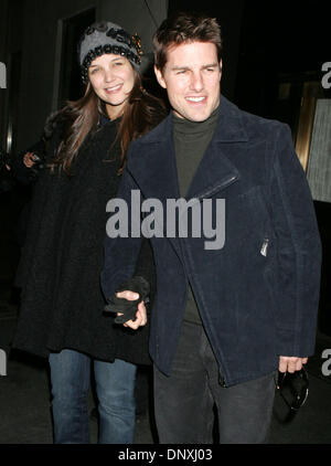 Dic 15, 2005; New York, NY, STATI UNITI D'AMERICA; attrice Katie Holmes e il suo fidanzato attore TOM CRUISE comportano per le foto durante la loro visita a New York City. Credito: Foto di Nancy Kaszerman/ZUMA premere. (©) Copyright 2005 by Nancy Kaszerman Foto Stock