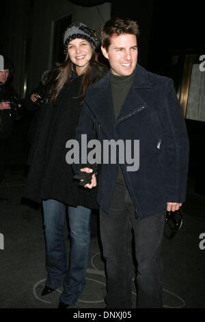 Dic 15, 2005; New York, NY, STATI UNITI D'AMERICA; attrice Katie Holmes e il suo fidanzato attore TOM CRUISE comportano per le foto durante la loro visita a New York City. Credito: Foto di Nancy Kaszerman/ZUMA premere. (©) Copyright 2005 by Nancy Kaszerman Foto Stock