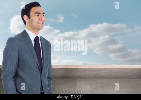 Immagine composita di imprenditore sorridente in piedi Foto Stock