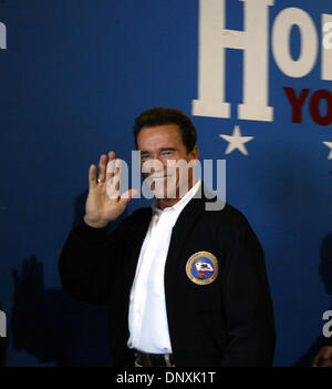 Dic 17, 2005; Los Angeles, CA, Stati Uniti d'America; California Gov. ARNOLD SCHWARZENEGGER sorrisi durante il ventiquattresimo miracolo annuale sulla prima strada giocattolo a Giveaway Hollenbeck Centro giovanile nella zona est di Los Angeles Sabato, Dicembre 17, 2005. Credito: foto di Armando Arorizo/ZUMA premere. (©) Copyright 2005 da Armando Arorizo Foto Stock