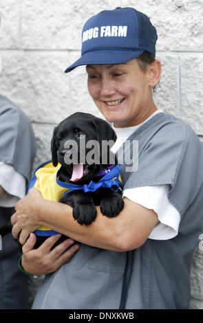 Dic 21, 2005; West Palm Beach, FL, Stati Uniti d'America; due a 8 settimane vecchio nero Labrador Retriever di nome Tivo e Tash è entrato il Palm Beach County Stockade mercoledì. Essi trascorreranno i prossimi 14 mesi dietro le sbarre mentre vengono addestrati per diventare dei cani di servizio. "Quando ho sentito parlare di cani, ho subito volontariamente,' detto Herbaty. " Ho sempre avuto animali domestici e amava gli animali. Penso che sarà un therapeu Foto Stock