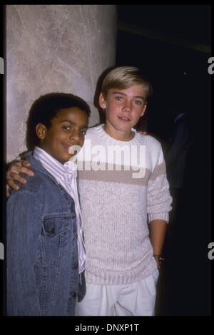 Hollywood, CA, Stati Uniti d'America; bambino attori Rick Schroder e ALFONSO RIBEIRO (da argento cucchiai) sono mostrati nella foto non datata. (Michelson-Betty Michelson/data sconosciuta) Obbligatorio Credit: Foto da Michelson/ZUMA premere. (©) Copyright 2006 Michelson Foto Stock
