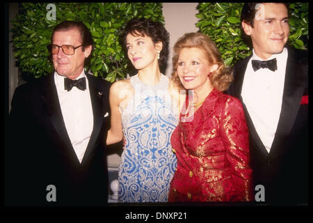 1992; Hollywood, CA, Stati Uniti d'America; Roger Moore con sua moglie Luisa e bambini GEOFFREY e DEBRA MOORE. Credito: Kathy Hutchins/ZUMA premere. (©) Kathy Hutchins Foto Stock