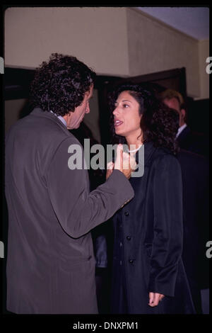 Febbraio 12, 1997; Hollywood, CA, Stati Uniti d'America; Paul Michael Glaser e moglie TRACY BARONE assistere alla premiere di ''Palissandro.'' (Michelson - Hutchins/1997) Obbligatorio Credit: Foto da Michelson/ZUMA premere. (©) Copyright 2006 Michelson Foto Stock