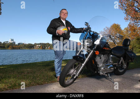 Apr. 20, 2010 - Il Vescovo THOMAS WENSKI è stato nominato Arcivescovo di Miami da Papa Benedetto XVI. Nella foto: Dec 02, 2005 - Orlando, Florida, Stati Uniti - Orlando diocesi cattolica vescovo THOMAS WENSKI con sulla sua moto. (Credito Immagine: © Phelan Ebenhack/ZUMA Press) Foto Stock