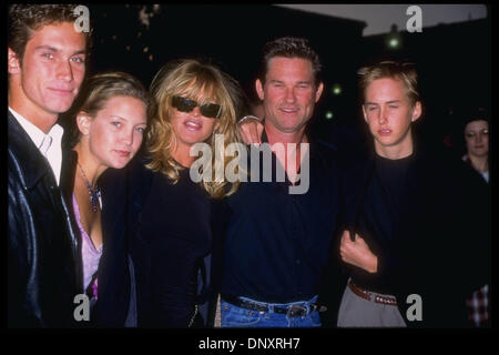 Aprile 24, 1997; Hollywood, CA, Stati Uniti d'America; da sinistra: OLIVER HUDSON, Kate Hudson, Goldie Hawn, Kurt Russell e WYATT RUSSELL assistere alla premiere di "ripartizione" tenutasi presso Paramount Studios. Credito: Kathy Hutchins/ZUMA premere. (©) Kathy Hutchins Foto Stock