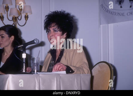 FILE FOTO - Elizabeth Taylor, 79, è nato il 27 febbraio 1932 in Inghilterra. Liz due volta Oscar film vincitore della dea e pionieristico attivista AIDS la cui off-screen matrimoni (8), i divorzi e la morte sfidando gli exploit, rivaleggiava con il suo film drammatico ruoli. Dame Elizabeth Rosemond Taylor, il British - icona americana, morì il 23 marzo 2011 di scompenso cardiaco congestizio, a un tiro di schioppo dall'Hollywo Foto Stock
