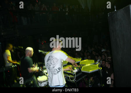 Dic 30, 2005; New York, NY, USA; John MaClean (bald) aka Juan Maclean eseguendo con la sua band a Avalon sulla notte di venerdì 30 dicembre 2005. Nick è sul drum pad, Jerry su rullanti e cembali, Eric è la riproduzione di Theremin. Credito: Foto di Aviv piccole/ZUMA premere. (©) Copyright 2005 by Aviv piccola Foto Stock