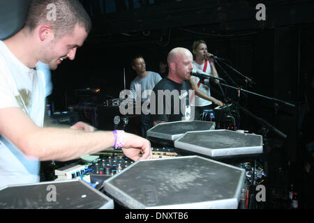 Dic 30, 2005; New York, NY, USA; JJohn MaClean (bald) aka Juan Maclean eseguendo con la sua band a Avalon sulla notte di venerdì 30 dicembre 2005. Nick è sul drum pad, Jerry su rullanti e cembali, Eric è la riproduzione di Theremin. Credito: Foto di Aviv piccole/ZUMA premere. (©) Copyright 2005 by Aviv piccola Foto Stock